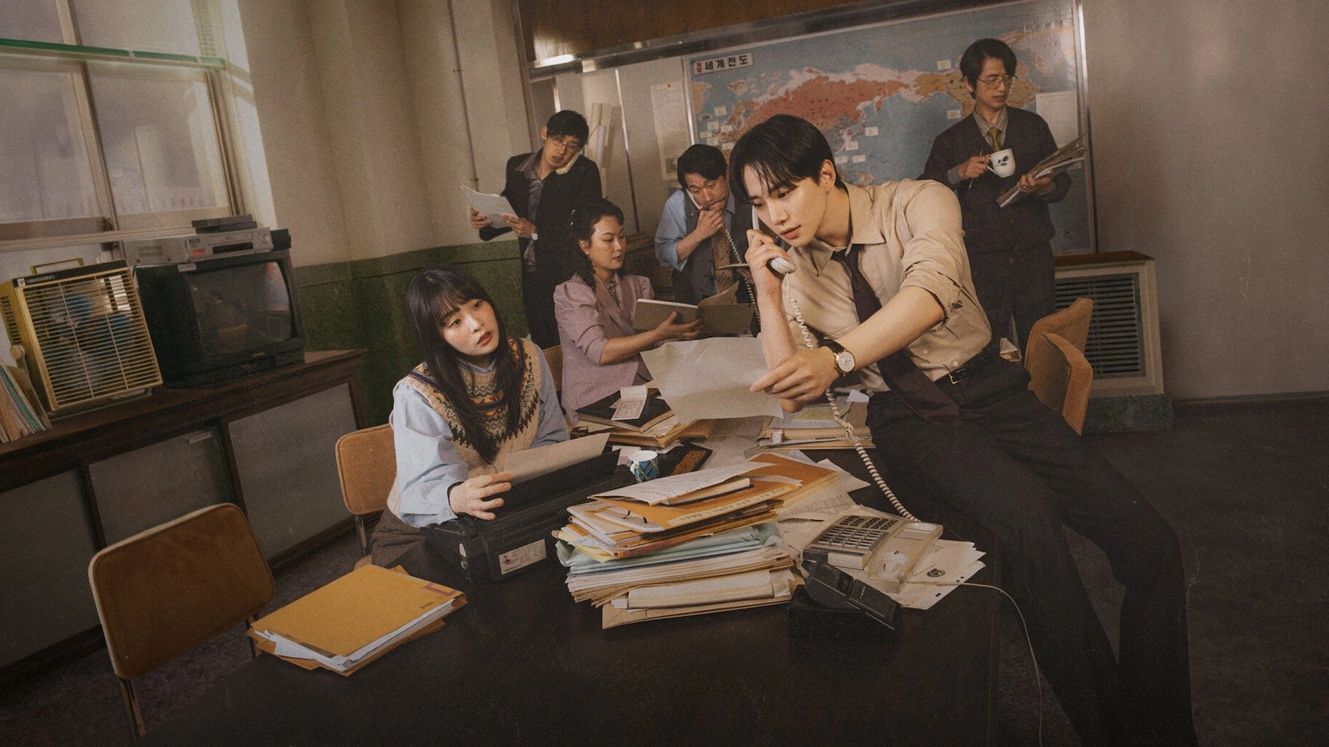 Gia Đình Bão Tố Typhoon Family